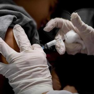 Endemia sfiorata, torna epidemia: cala protezione vaccini, troppi (7,5 mln) non vaccinati, mascherine a mezz'asta...