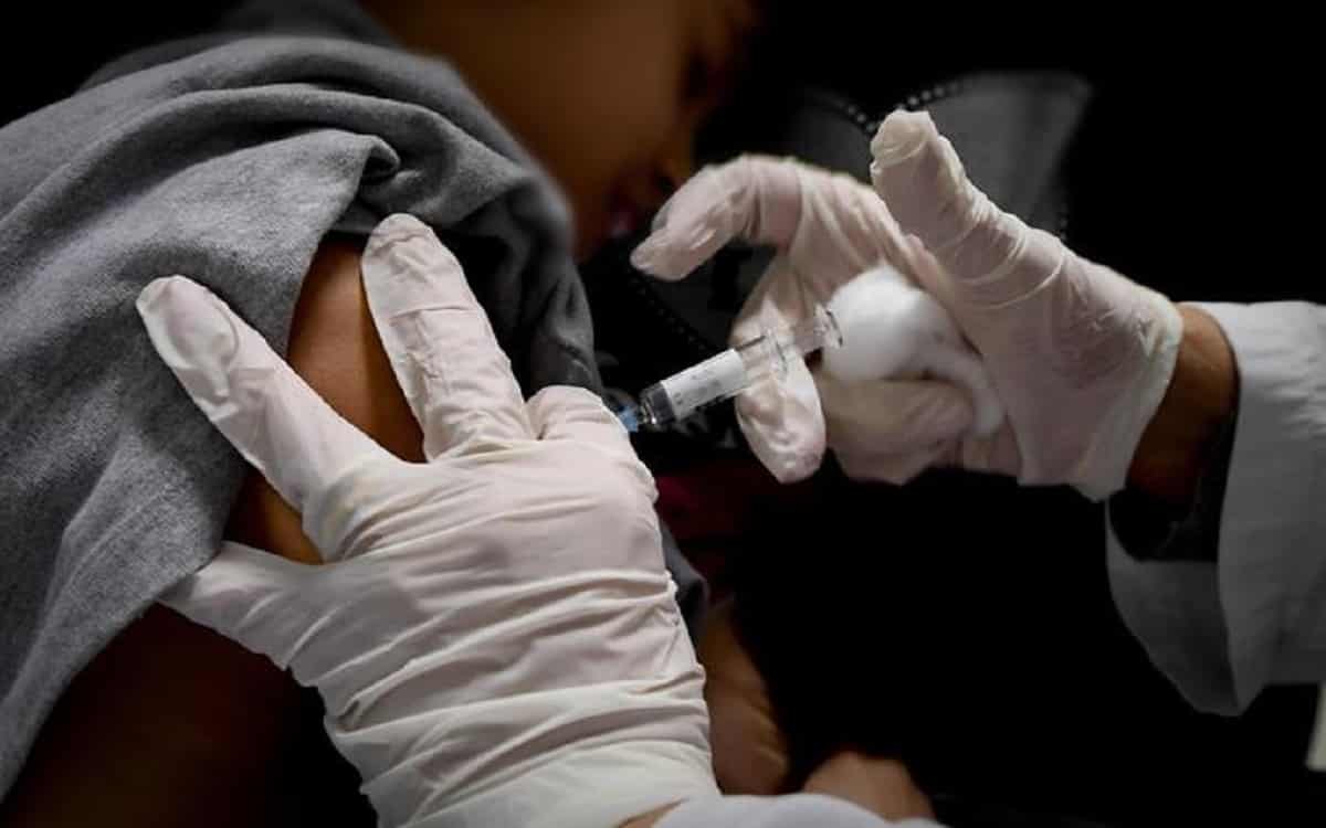 Endemia sfiorata, torna epidemia: cala protezione vaccini, troppi (7,5 mln) non vaccinati, mascherine a mezz'asta...