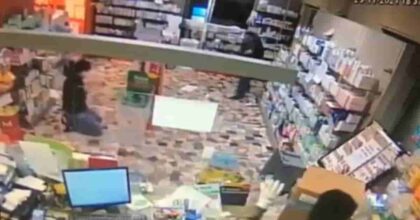 Carabiniere accoltellato: il VIDEO della rapina della farmacia di Corso Vercelli, lui è disarmato