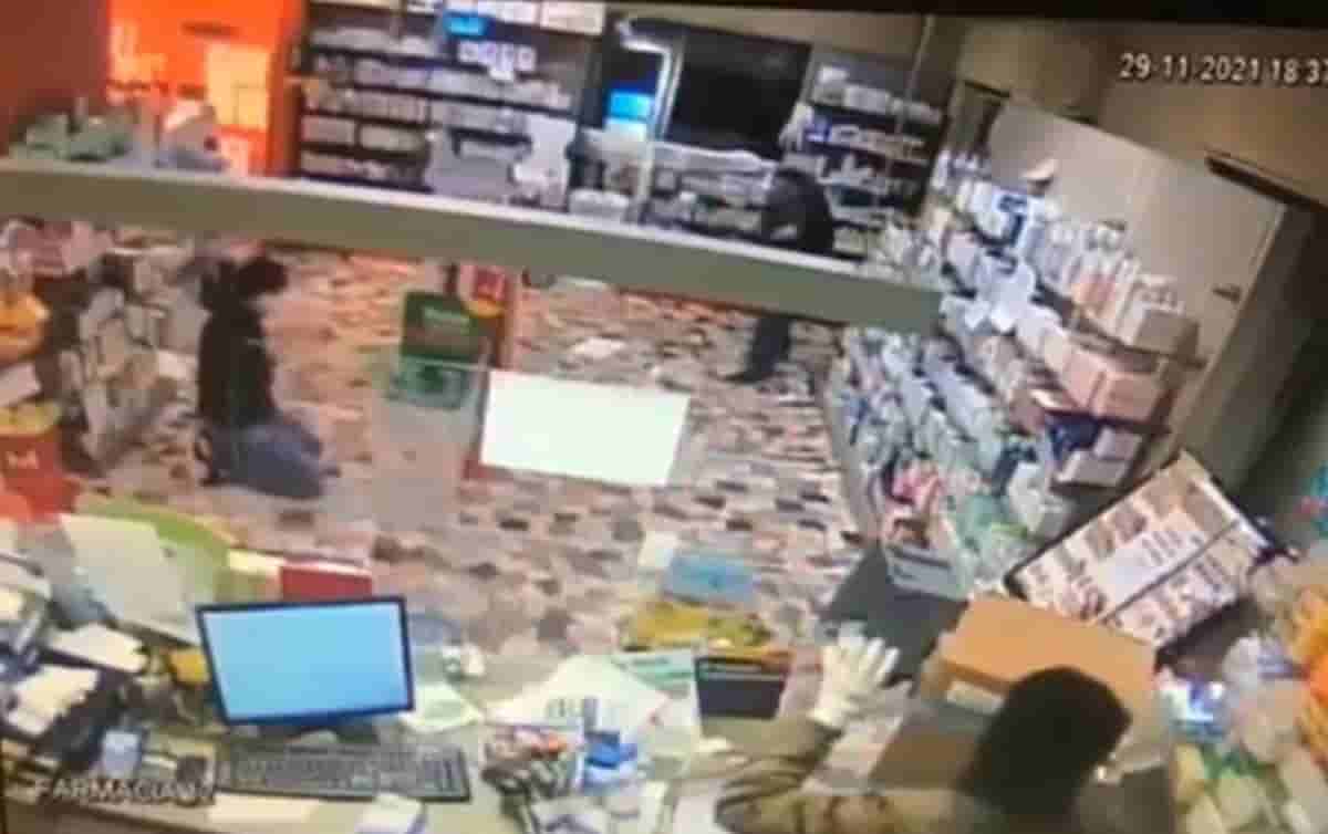 Carabiniere accoltellato: il VIDEO della rapina della farmacia di Corso Vercelli, lui è disarmato