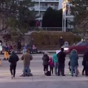 Strage al corteo di Natale a Waukesha nel Wisconsin: suv sulla folla, 5 morti e bimbi feriti VIDEO