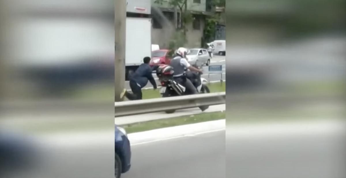 Poliziotto ammanetta lo spacciatore alla sua moto e lo costringe a corrergli dietro VIDEO