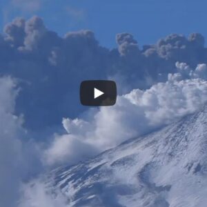 Etna torna a eruttare: dal cratere Sud Est si leva un'alta colonna di cenere, chiuso aeroporto Catania