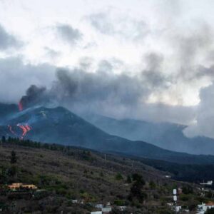 Canarie, vulcano Cumbre Vieja in eruzione da 3 mesi: 60 costruzioni distrutte in 36 ore