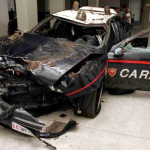 Auto dei carabinieri contro un muretto a Montecosaro Scalo (Macerata): due militari all'ospedale