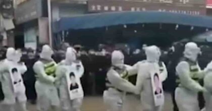 Cina, gogna in pubblico nonostante il Covid per quattro accusati di traffico di esseri umani VIDEO