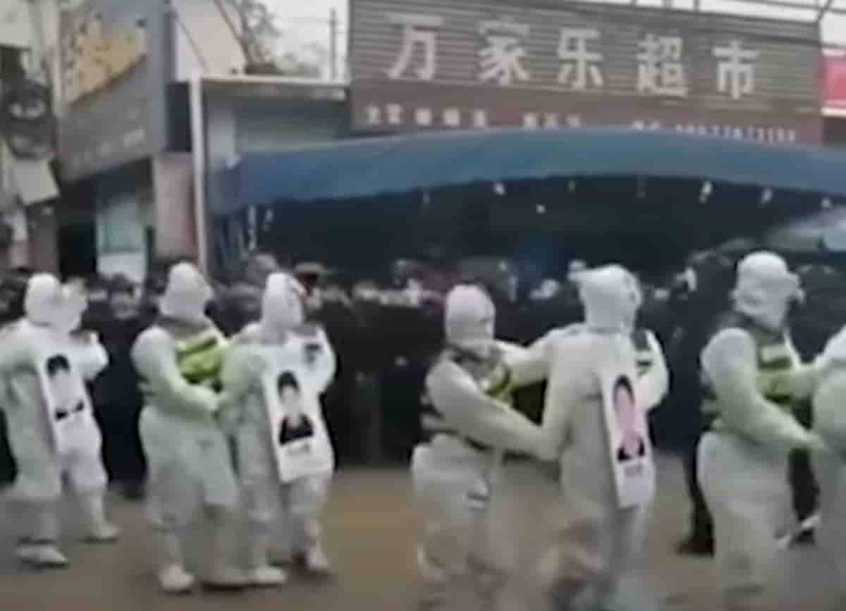 Cina, gogna in pubblico nonostante il Covid per quattro accusati di traffico di esseri umani VIDEO