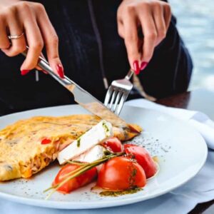 Colesterolo alto, mangiare troppo in fretta raddoppia il rischio: a tavola almeno 20 minuti