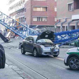 Torino, crolla una gru su un palazzo in via Genova: morti due operai, 4 feriti
