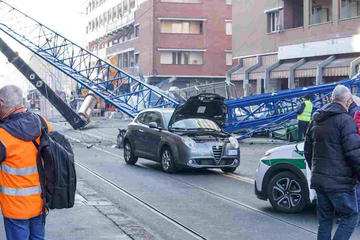 Torino, crolla una gru su un palazzo in via Genova: morti due operai, 4 feriti