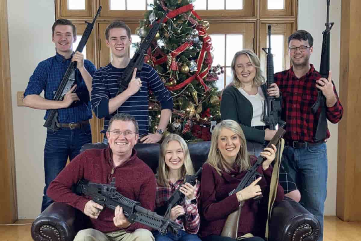 La famiglia del deputato repubblicano Usa: tutti armati e sorridenti per la foto di Natale