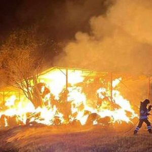 Incendio a Licata in un capannone di un'azienda di imballaggi: ingenti danni, non risultano feriti