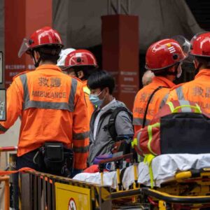 Hong Kong, incendio al World Trade Center: almeno 100 persone intrappolate al 39° piano dell'edificio VIDEO