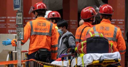 Hong Kong, incendio al World Trade Center: almeno 100 persone intrappolate al 39° piano dell'edificio VIDEO