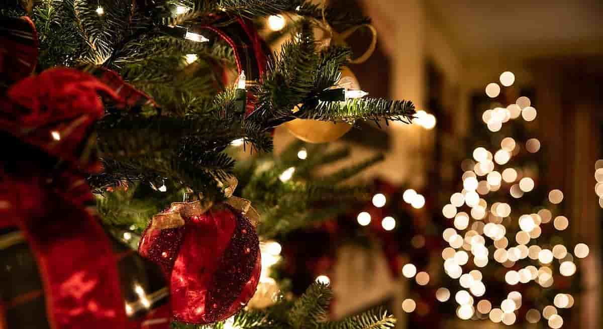 Milano, incendio in un appartamento per le luci di Natale dell'albero: grave una donna