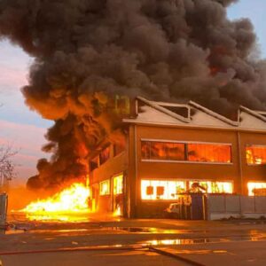 Incendio Torino, brucia fabbrica materie plastiche in via Aosta: nube tossica, oggi scuole chiuse