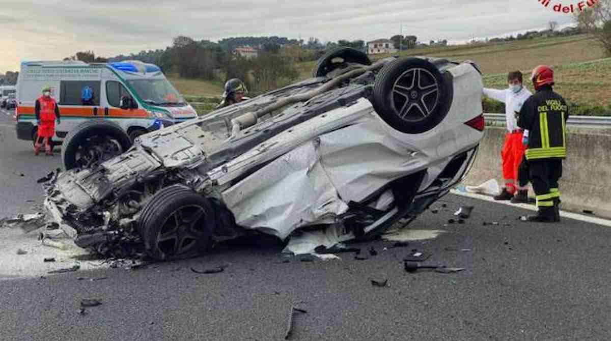 Incidente A14: schianto contro il guardrail, un morto e 2 feriti. Autostrada Adriatica chiusa tra Fermo e Porto Sant'Elpidio