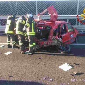 Incidente sulla Catania-Siracusa: coinvolte 6 auto, una precipita dal viadotto, morto il conducente