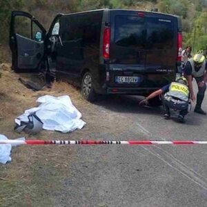 Incidente Francavilla Fontana (Brindisi), minivan si ribalta sulla SS7: morta una donna di 73 anni, 5 feriti