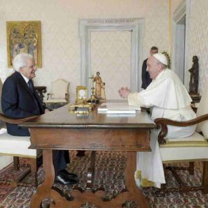 Mattarella da Papa Francesco per la visita di congedo. Bergoglio scherza coi nipoti: "Pregate per me, non contro"