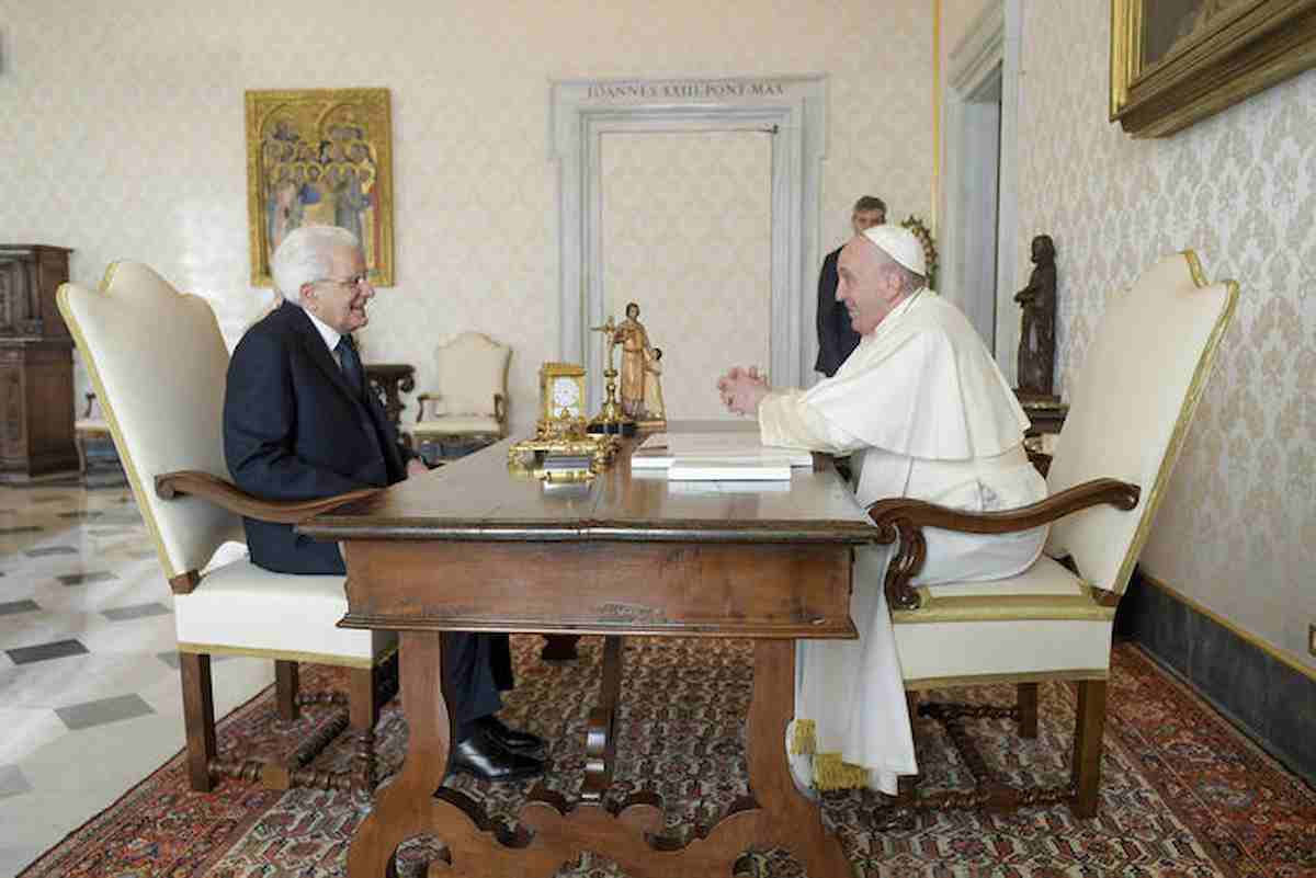 Mattarella da Papa Francesco per la visita di congedo. Bergoglio scherza coi nipoti: "Pregate per me, non contro"