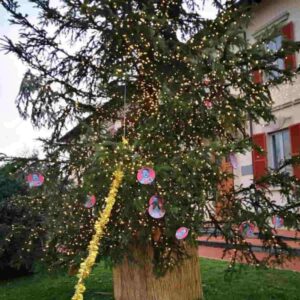 Montemurlo (Prato), simboli del nazismo e immagini di Hitler sulle palline dell'albero di Natale