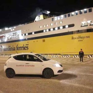 Nave Corsica Ferries da Golfo Aranci a Livorno non parte: equipaggio positivo al Covid