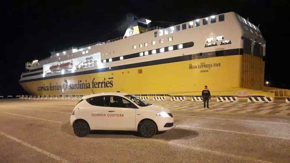 Nave Corsica Ferries da Golfo Aranci a Livorno non parte: equipaggio positivo al Covid
