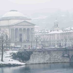 Neve al Nord per l'Immacolata: imbiancate Milano, Torino, il Monferrato. Chiuso il Valico del Colle della Maddalena