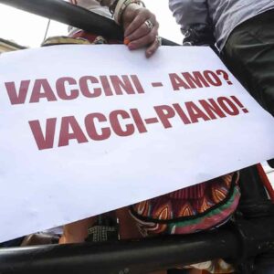 Pordenone, No Vax bloccati dalla polizia: volevano occupare l'ospedale contro l'obbligo vaccinale per i sanitari
