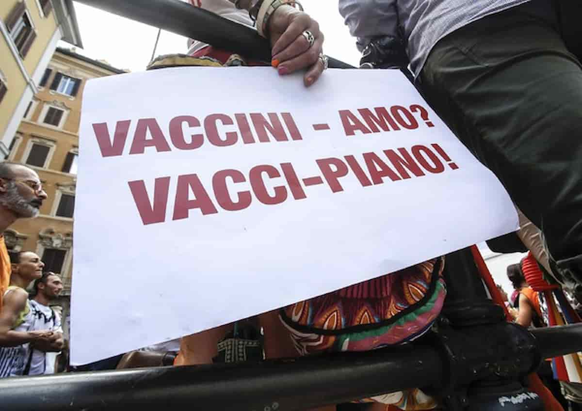 Pordenone, No Vax bloccati dalla polizia: volevano occupare l'ospedale contro l'obbligo vaccinale per i sanitari