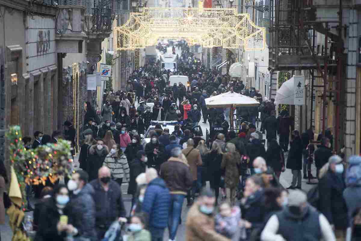 Obbligo di mascherina all'aperto a Roma da sabato 4 dicembre: le vie interessate