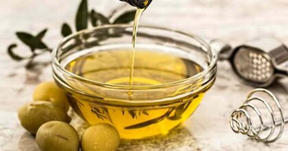 Olio extravergine di oliva, la classifica dei migliori secondo Altroconsumo: dai biologici a quello di Eurospin