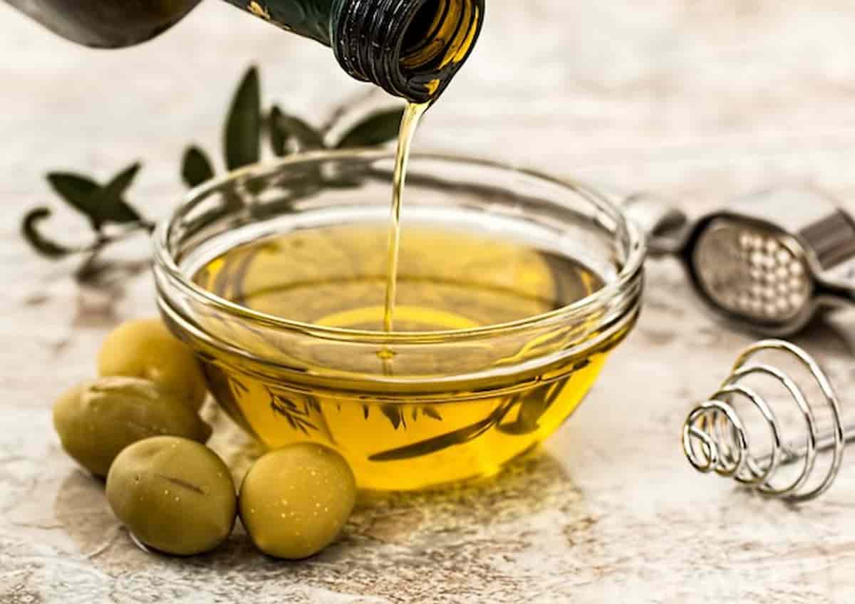 Olio extravergine di oliva, la classifica dei migliori secondo Altroconsumo: dai biologici a quello di Eurospin