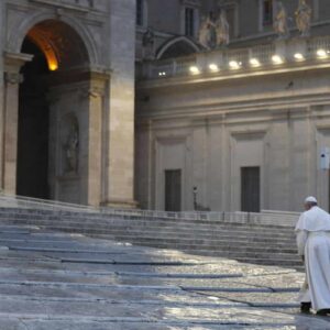 Il Natale di Papa Francesco: la Chiesa brucia nel mondo che cambia e si chiude tra pandemia e confini sbarrati