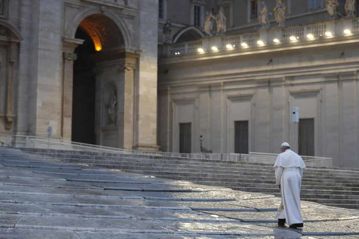 Il Natale di Papa Francesco: la Chiesa brucia nel mondo che cambia e si chiude tra pandemia e confini sbarrati