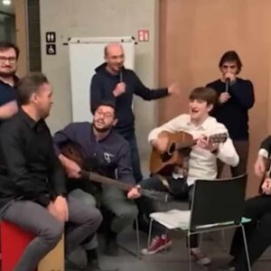 Sindaco di Reggio Emilia Luca Vecchi in un video canta senza mascherina Bella Ciao. Polemiche VIDEO