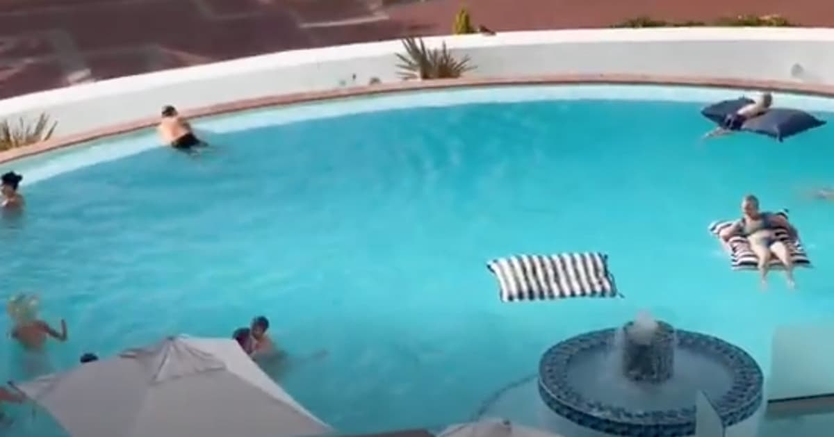 Omicron, buone notizie dal Sud Africa, i nuovi contagi calano, è estate la gente affolla la piscina VIDEO