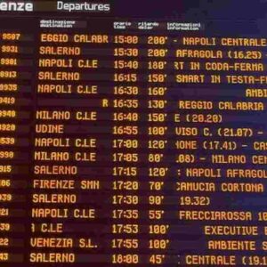 Treni Alta Velocità in tilt: traffico bloccato sulla tratta Roma-Napoli-Salerno-Reggio Calabria, ritardi fino a 4,5 ore