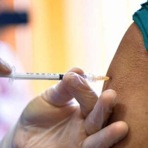 No Vax col braccio in silicone per fingere di fare vaccino: era un sanitario sospeso dal servizio