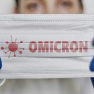 Variante Omicron, più facile la reinfezione dopo il vaccino o il Covid: lo studio inglese