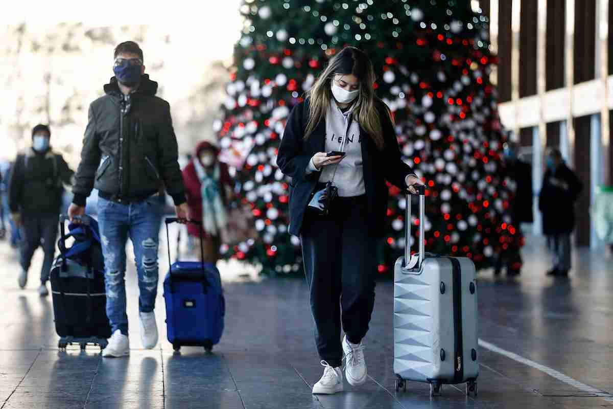 Viaggi di Natale in Italia e all'estero: le regole per muoversi (anche con figli) tra Green Pass e quarantene