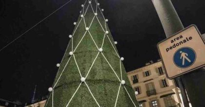 Albero di Natale Torino: polemica per Zerbino, l'abete di prato artificiale costato 91.500 euro. Gli sfottò: Broccolo, Cono gelato...