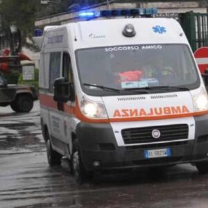 Concesio (Brescia), investito e trascinato da un camion durante una manovra: morto 70enne