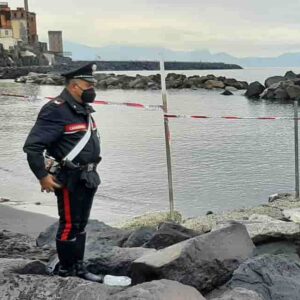 Torre del Greco, bimbo di 2 anni muore annegato in mare: la madre prova a togliersi la vita