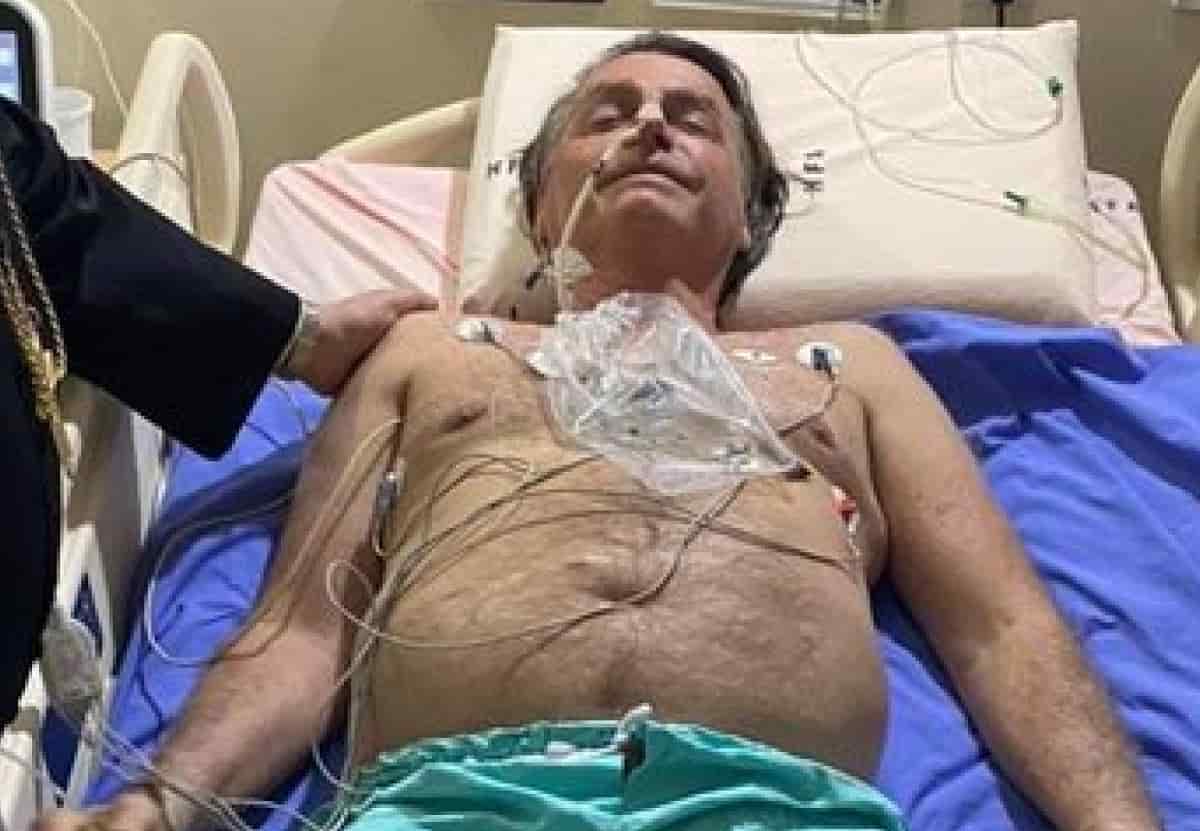 Bolsonaro ricoverato d'urgenza per occlusione intestinale, il suo staff: "Sta bene"
