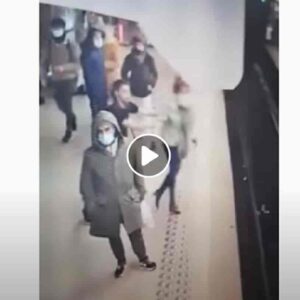 Bruxelles, donna spinta sui binari della metro senza motivo VIDEO Il vagone si ferma in tempo