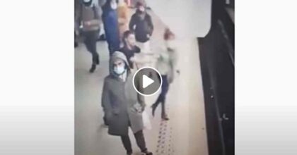 Bruxelles, donna spinta sui binari della metro senza motivo VIDEO Il vagone si ferma in tempo
