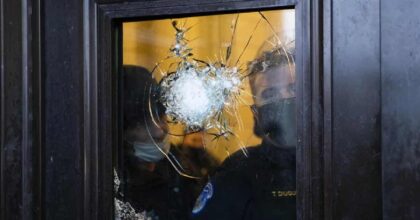 34% degli americani dice sì alla violenza politica, un anno dopo l'assalto a Capitol Hill