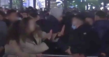 Violenze Capodanno in piazza Duomo, il racconto della vittima: la mancanza d'aria, le mani addosso